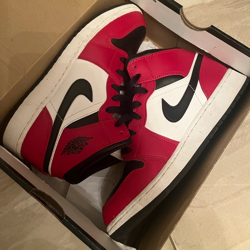 Jordan 1 Mid Chicago black toe 5Y